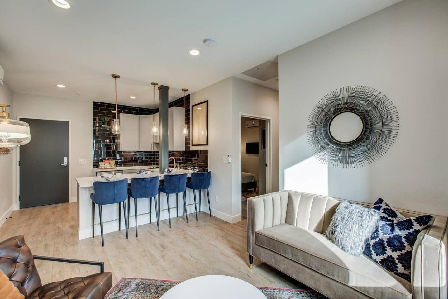 Utica 2 Bedroom 1 Bath With Full Kitchen *